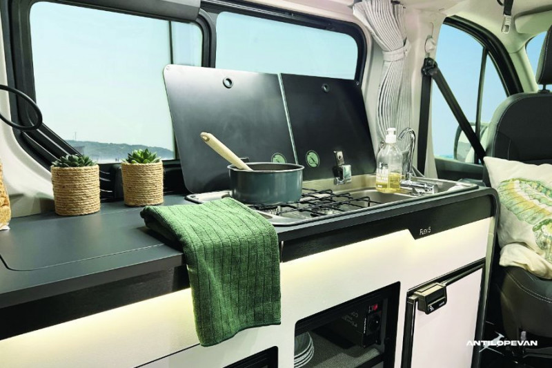 Photo 35 de l'offre de RENAULT TRAFIC VAN ANTILOPE VAN Aménagé FLEX5 2.0 DCi 150 EDC L1 5PL Attel+Pte Vélo Tout Equipé DISPO à 65950€ chez Mérignac auto