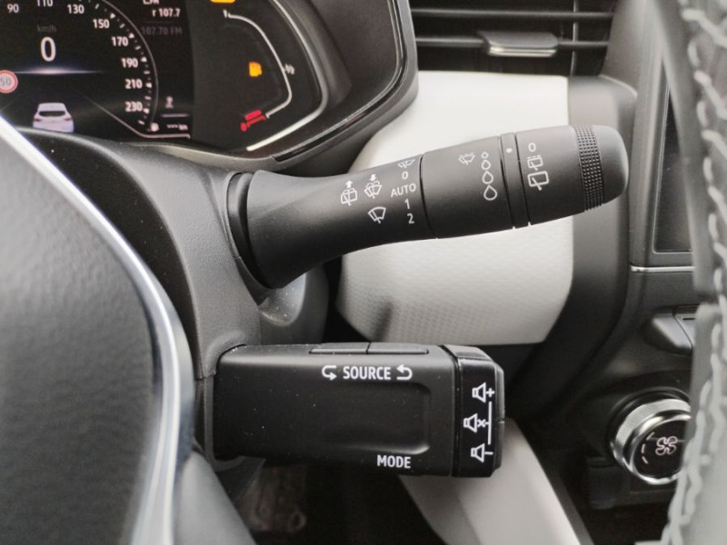 Photo 18 de l'offre de RENAULT CLIO V 1.3 TCe 140 BVM6 TECHNO GPS Camera VT Arr. à 18950€ chez Mérignac auto