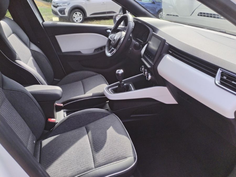 Photo 8 de l'offre de RENAULT CLIO V 1.3 TCe 140 BVM6 TECHNO GPS Camera VT Arr. à 18950€ chez Mérignac auto