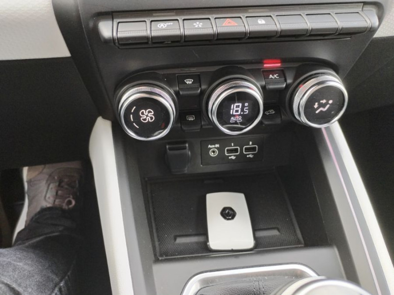 Photo 14 de l'offre de RENAULT CLIO V 1.3 TCe 140 BVM6 TECHNO GPS Camera VT Arr. à 18950€ chez Mérignac auto