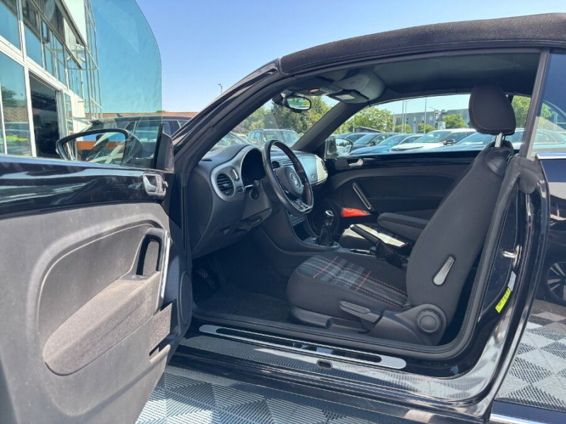 Photo 12 de l'offre de VOLKSWAGEN COCCINELLE CABRIOLET 1.2 TSI 105 BVM6 CLUB GPS Xénon JA18 Radars à 19490€ chez Mérignac auto