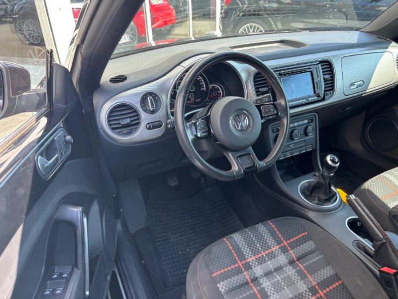 Photo 11 de l'offre de VOLKSWAGEN COCCINELLE CABRIOLET 1.2 TSI 105 BVM6 CLUB GPS Xénon JA18 Radars à 19490€ chez Mérignac auto