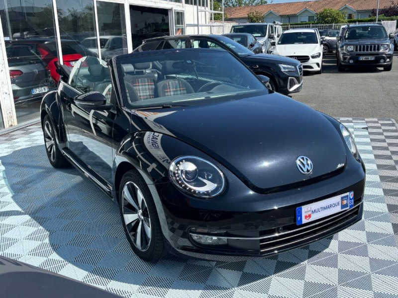 Photo 2 de l'offre de VOLKSWAGEN COCCINELLE CABRIOLET 1.2 TSI 105 BVM6 CLUB GPS Xénon JA18 Radars à 19490€ chez Mérignac auto