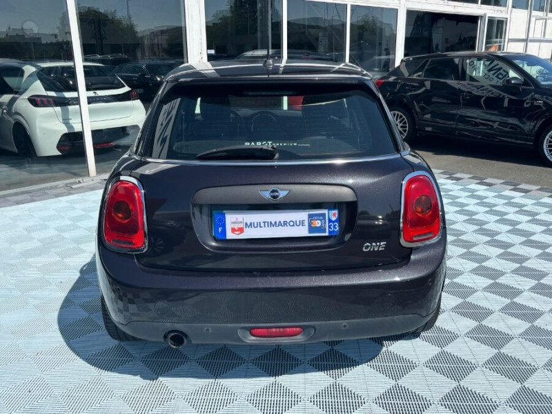 Photo 7 de l'offre de MINI MINI III ONE 75 BVM6 5P Bluetooth Radar JA16 Black à 11950€ chez Mérignac auto
