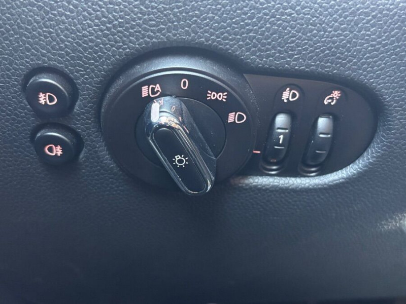 Photo 18 de l'offre de MINI MINI III ONE 75 BVM6 5P Bluetooth Radar JA16 Black à 11950€ chez Mérignac auto