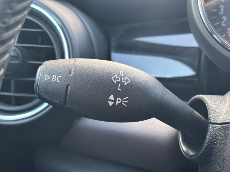 Photo 19 de l'offre de MINI MINI III ONE 75 BVM6 5P Bluetooth Radar JA16 Black à 11950€ chez Mérignac auto
