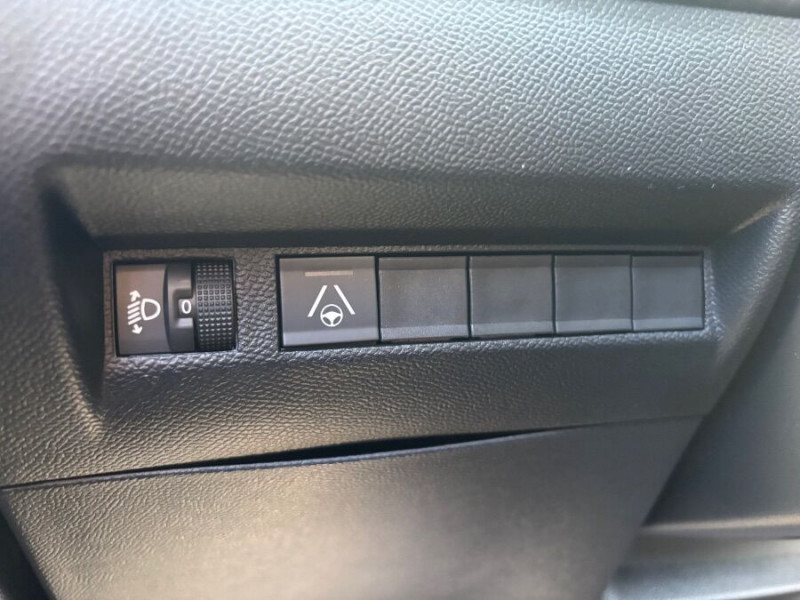 Photo 19 de l'offre de PEUGEOT 2008 II (2) 1.2 HYBRID 145 e-DCS6 ALLURE Camera à 27980€ chez Mérignac auto