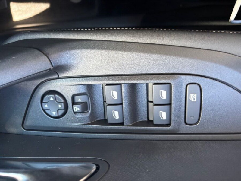 Photo 18 de l'offre de PEUGEOT 2008 II (2) 1.2 HYBRID 145 e-DCS6 ALLURE Camera à 27980€ chez Mérignac auto