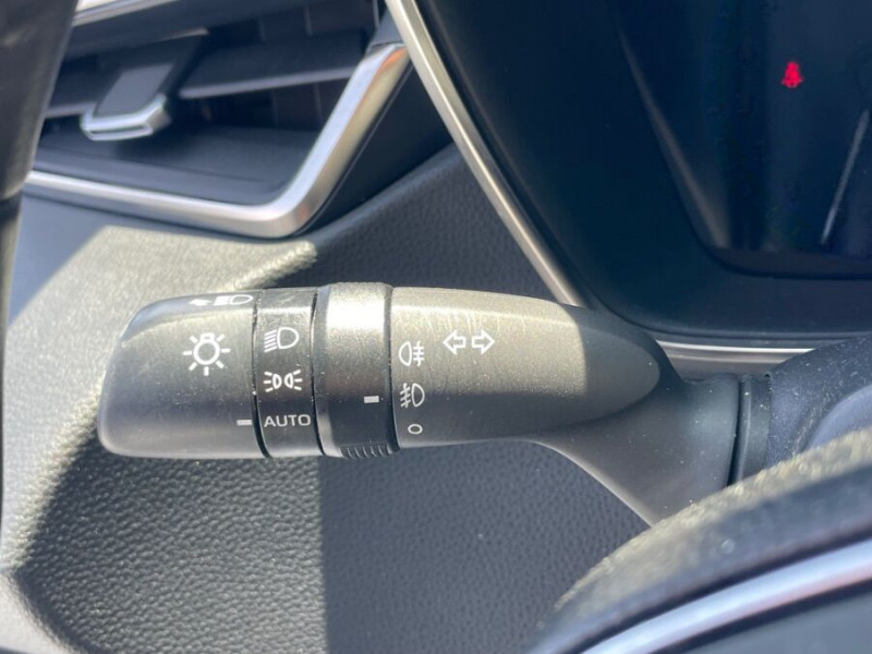 Photo 21 de l'offre de TOYOTA COROLLA XII TOURING SPORTS 1.8 HYBRIDE 122H BVA PREMIUM CUIR 4SC Hayon EL. JA17 à 24950€ chez Mérignac auto