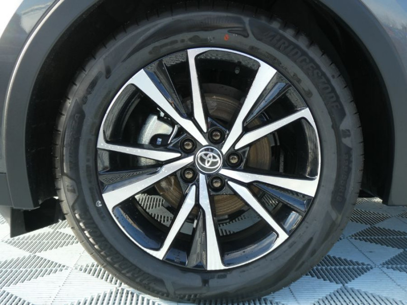 Photo 31 de l'offre de TOYOTA C-HR II 1.8 HYBRIDE 140 CVT 2WD DESIGN GPS 12.3 Camera JA18 Diam. Induction à 31450€ chez Mérignac auto