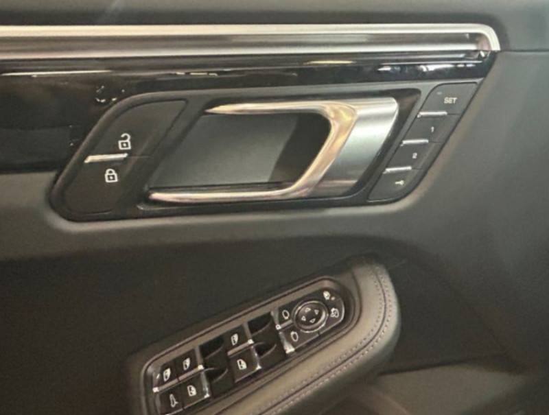 Photo 6 de l'offre de PORSCHE MACAN II 2.0 245 PDK TOE JA21 PDLS Bose SEM 4SC CarPlay à 56900€ chez Mérignac auto