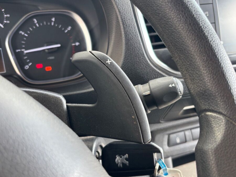 Photo 20 de l'offre de PEUGEOT EXPERT FOURGON 2.0 BlueHDi 180 EAT8 LONG L3 PREMIUM GPS 2Pte.Lat. Attel. 24950.H.T... à 24950€ chez Mérignac auto