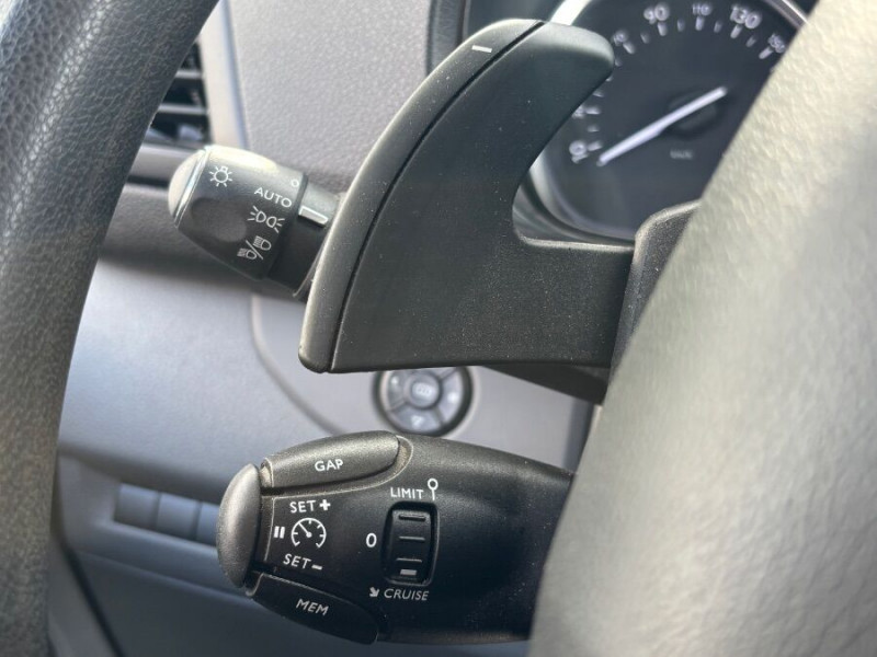 Photo 19 de l'offre de PEUGEOT EXPERT FOURGON 2.0 BlueHDi 180 EAT8 LONG L3 PREMIUM GPS 2Pte.Lat. Attel. 24950.H.T... à 24950€ chez Mérignac auto