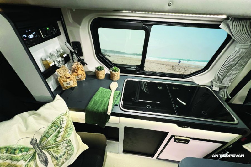 Photo 45 de l'offre de RENAULT TRAFIC VAN ANTILOPE VAN Aménagé FLEX5 2.0 DCi 150 EDC L1 5PL Attel+Pte Vélo Tout Equipé DISPO à 65950€ chez Mérignac auto