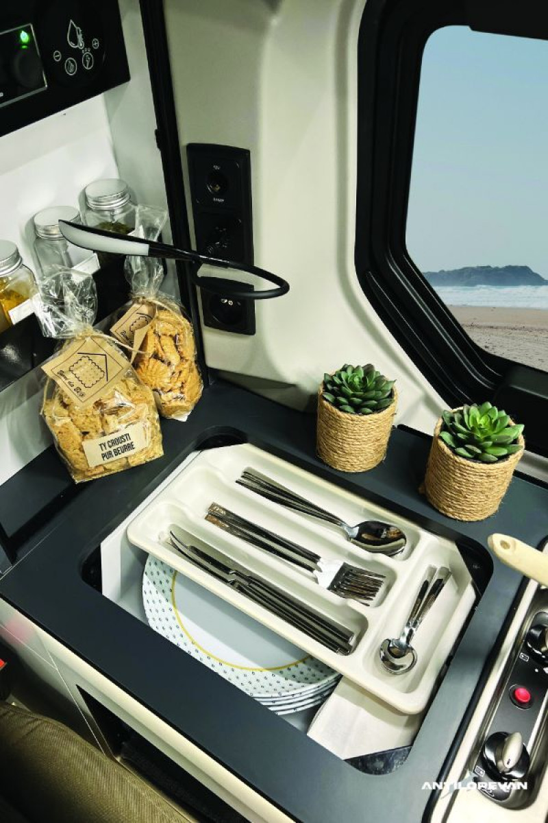 Photo 48 de l'offre de RENAULT TRAFIC VAN ANTILOPE VAN Aménagé FLEX 5 2.0 DCi 150 EDC L1 5PL Attel+Pte Vélo Tout Equipé DISPO à 65950€ chez Mérignac auto