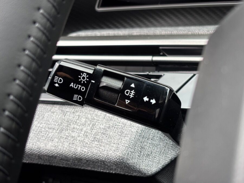 Photo 30 de l'offre de PEUGEOT 3008 HYBRID 145 e-DCS6 ALLURE Panoramic Pack à 32950€ chez Mérignac auto