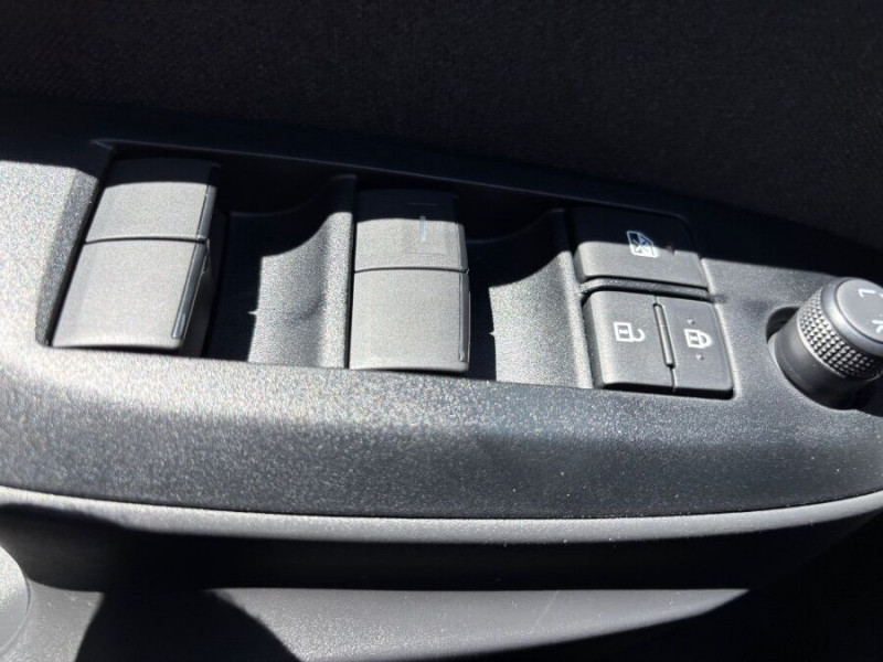 Photo 17 de l'offre de TOYOTA YARIS CROSS 1.5 HYBRIDE 116H BVA DESIGN SC JA17 Camera Key Less ACC à 27490€ chez Mérignac auto