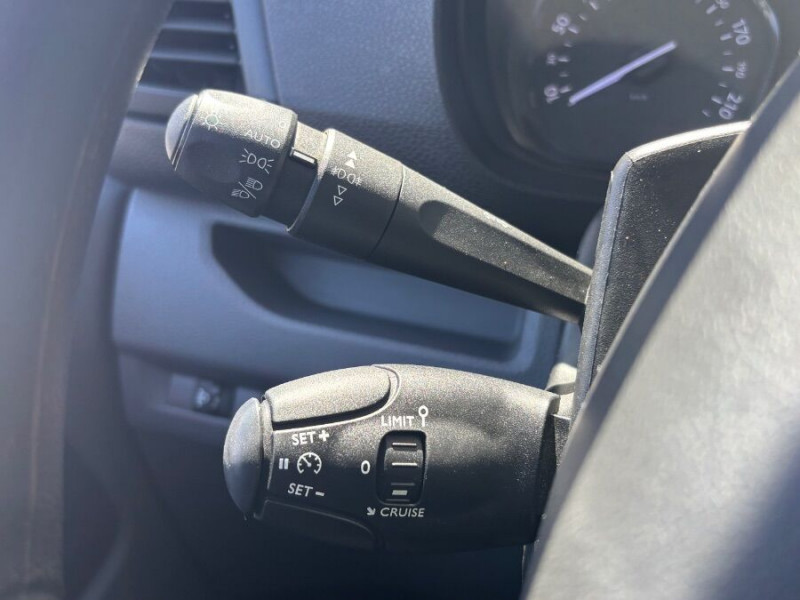 Photo 15 de l'offre de TOYOTA PROACE VAN 2.0 D-4D 145 BVM6 L2 VX Attel. 21950.H.T. à 21950€ chez Mérignac auto