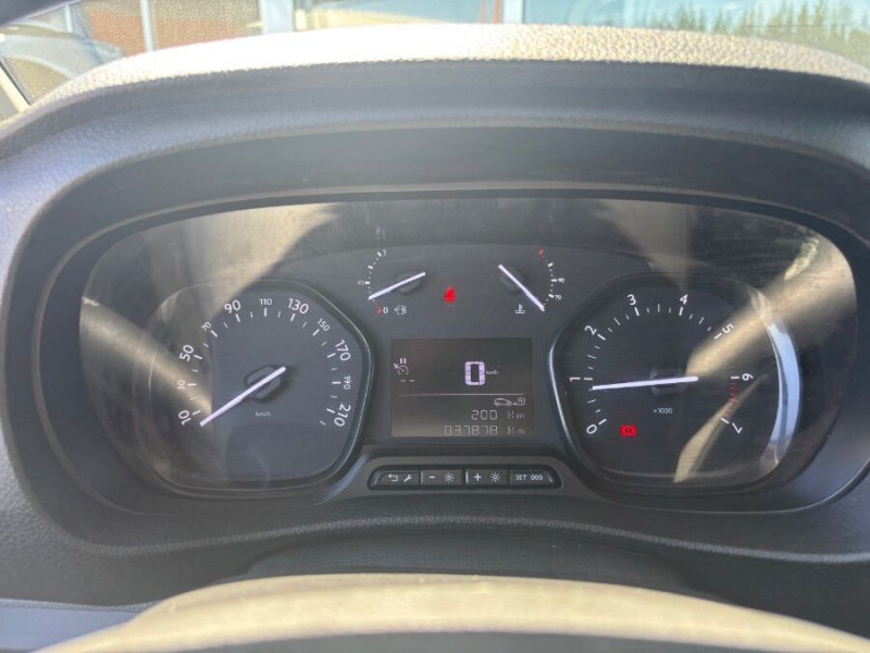 Photo 14 de l'offre de TOYOTA PROACE VAN 2.0 D-4D 145 BVM6 L2 VX Attel. 21950.H.T. à 21950€ chez Mérignac auto