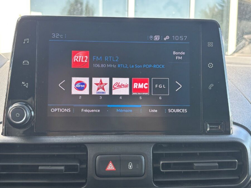 Photo 16 de l'offre de PEUGEOT PARTNER 1.5 BlueHDi 100 BVM6 3PL PACK ASPHALT CONNECT Camera Attel. 1ere Main à 18450€ chez Mérignac auto