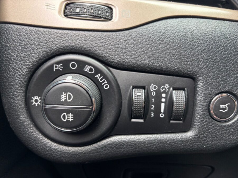 Photo 18 de l'offre de JEEP CHEROKEE 2.2 MultiJet 185 BVA 4WD LONGITUDE EXECUTIVE Active Drive CUIR Attel. à 17950€ chez Mérignac auto