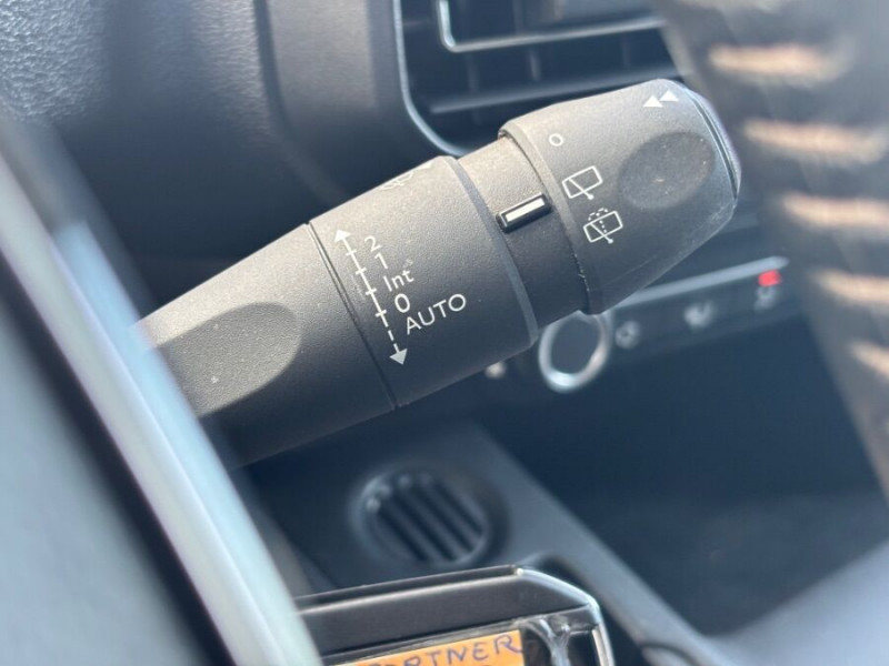 Photo 22 de l'offre de PEUGEOT PARTNER 1.5 BlueHDi 100 BVM6 3PL PACK ASPHALT CONNECT Camera Attel. 1ere Main à 18450€ chez Mérignac auto
