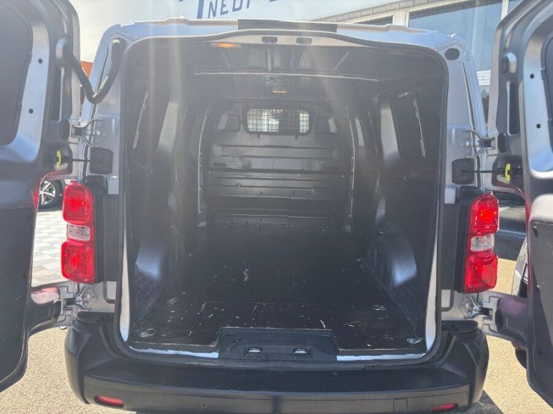 Photo 12 de l'offre de TOYOTA PROACE VAN 2.0 D-4D 145 BVM6 L2 VX Attel. 21950.H.T. à 21950€ chez Mérignac auto