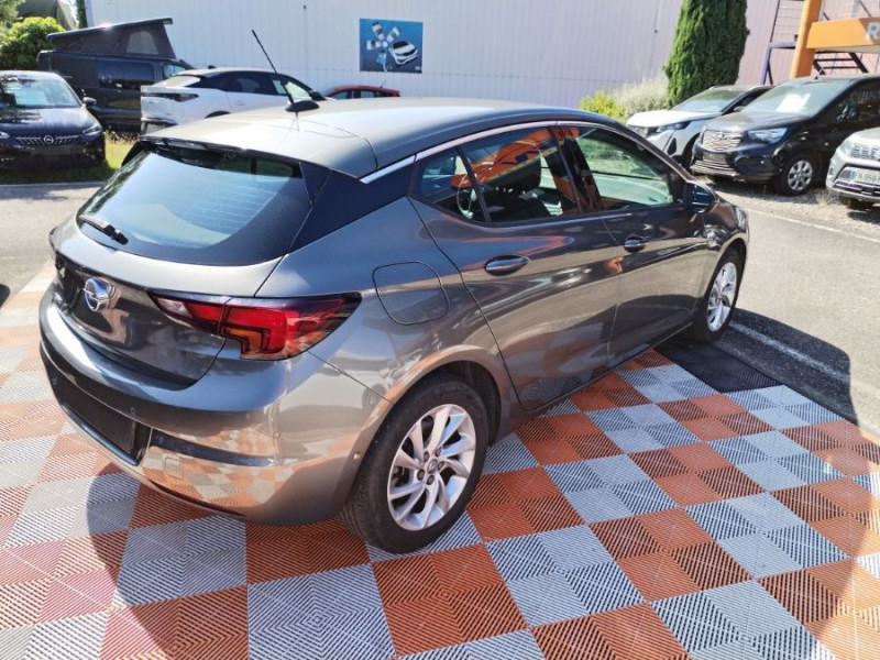 Photo 8 de l'offre de OPEL ASTRA 1.2 TURBO 110 BVM6 ELEGANCE BUSINESS GPS Caméra JA17 à 13950€ chez Mérignac auto