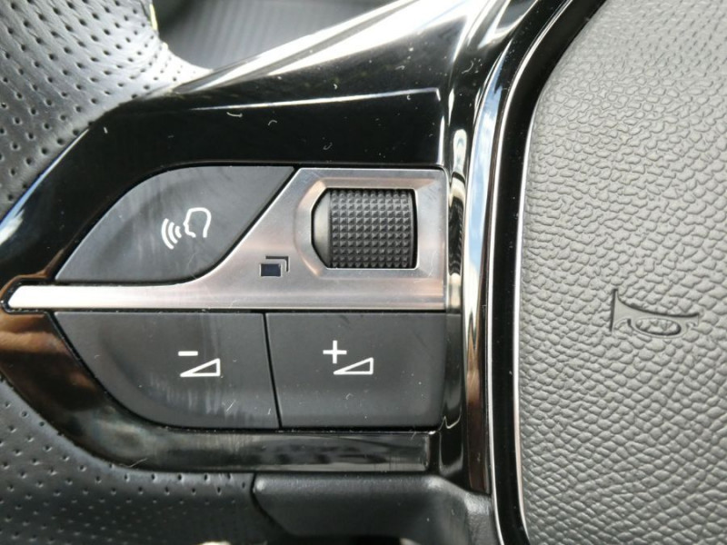 Photo 30 de l'offre de PEUGEOT 208 II 1.2 PureTech 100 BV6 GT PACK Semi Alcantara à 14790€ chez Mérignac auto