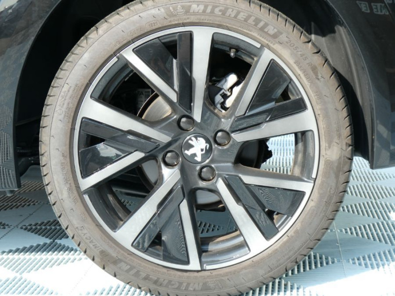 Photo 19 de l'offre de PEUGEOT 208 II 1.2 PureTech 100 BV6 GT PACK Semi Alcantara à 14790€ chez Mérignac auto