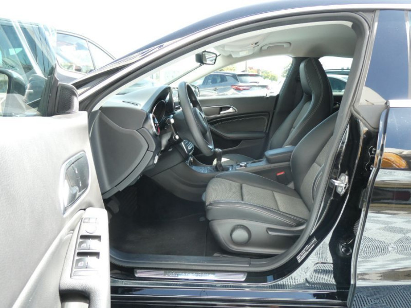 Photo 14 de l'offre de MERCEDES-BENZ CLA SHOOTING BRAKE 180 122cv BVM6 PACK GPS JA18 Radars Privacy Glass à 18950€ chez Mérignac auto