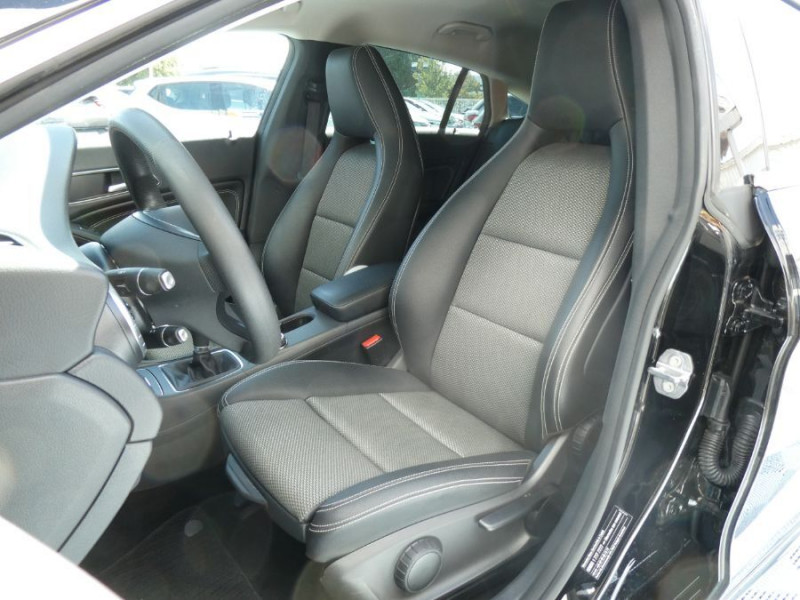 Photo 5 de l'offre de MERCEDES-BENZ CLA SHOOTING BRAKE 180 122cv BVM6 PACK GPS JA18 Radars Privacy Glass à 18950€ chez Mérignac auto