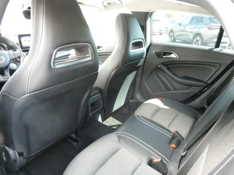 Photo 17 de l'offre de MERCEDES-BENZ CLA SHOOTING BRAKE 180 122cv BVM6 PACK GPS JA18 Radars Privacy Glass à 18950€ chez Mérignac auto