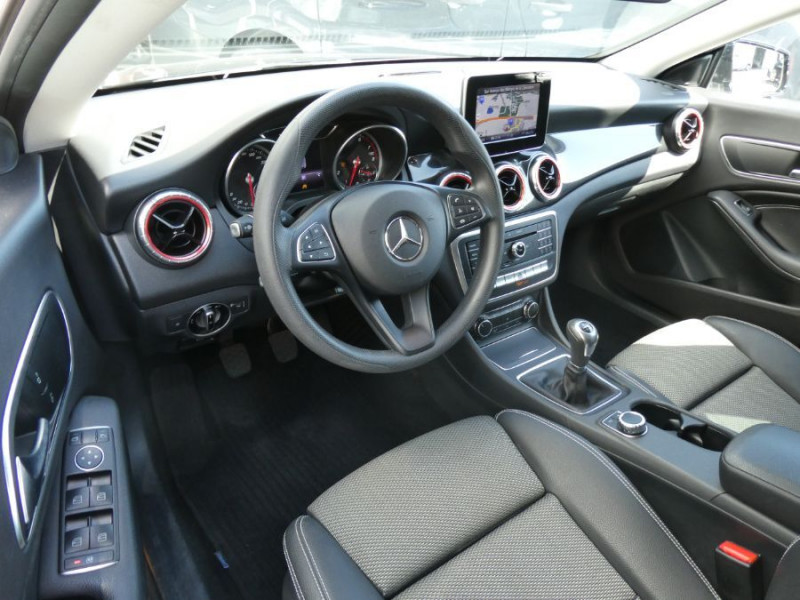Photo 15 de l'offre de MERCEDES-BENZ CLA SHOOTING BRAKE 180 122cv BVM6 PACK GPS JA18 Radars Privacy Glass à 18950€ chez Mérignac auto