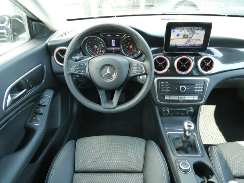 Photo 4 de l'offre de MERCEDES-BENZ CLA SHOOTING BRAKE 180 122cv BVM6 PACK GPS JA18 Radars Privacy Glass à 18950€ chez Mérignac auto