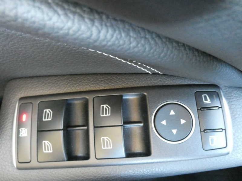 Photo 21 de l'offre de MERCEDES-BENZ CLA SHOOTING BRAKE 180 122cv BVM6 PACK GPS JA18 Radars Privacy Glass à 18950€ chez Mérignac auto