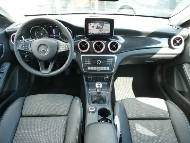 Photo 19 de l'offre de MERCEDES-BENZ CLA SHOOTING BRAKE 180 122cv BVM6 PACK GPS JA18 Radars Privacy Glass à 18950€ chez Mérignac auto