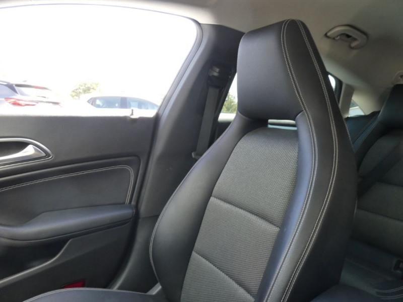 Photo 34 de l'offre de MERCEDES-BENZ CLA SHOOTING BRAKE 180 122cv BVM6 PACK GPS JA18 Radars Privacy Glass à 18950€ chez Mérignac auto