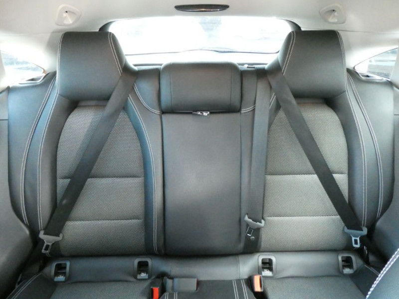 Photo 18 de l'offre de MERCEDES-BENZ CLA SHOOTING BRAKE 180 122cv BVM6 PACK GPS JA18 Radars Privacy Glass à 18950€ chez Mérignac auto