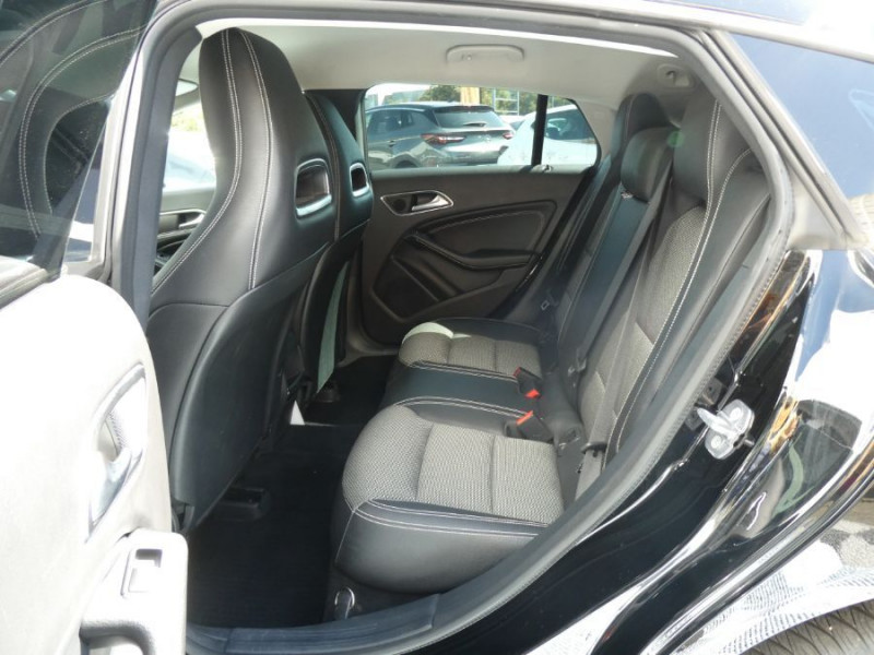 Photo 16 de l'offre de MERCEDES-BENZ CLA SHOOTING BRAKE 180 122cv BVM6 PACK GPS JA18 Radars Privacy Glass à 18950€ chez Mérignac auto