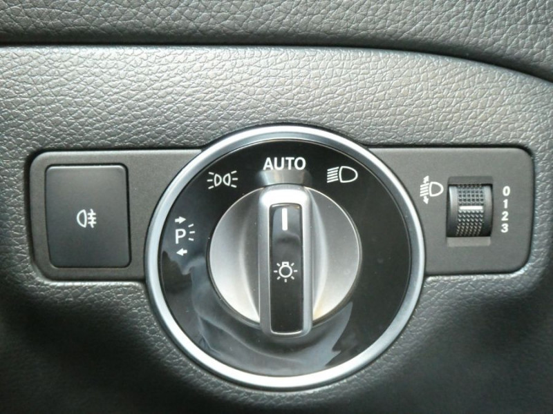 Photo 26 de l'offre de MERCEDES-BENZ CLA SHOOTING BRAKE 180 122cv BVM6 PACK GPS JA18 Radars Privacy Glass à 18950€ chez Mérignac auto