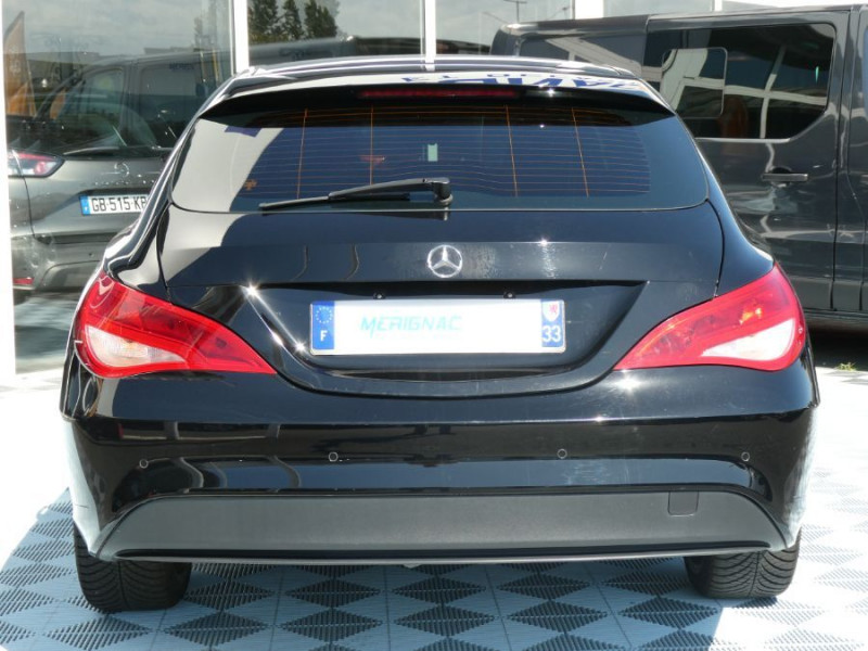 Photo 10 de l'offre de MERCEDES-BENZ CLA SHOOTING BRAKE 180 122cv BVM6 PACK GPS JA18 Radars Privacy Glass à 18950€ chez Mérignac auto