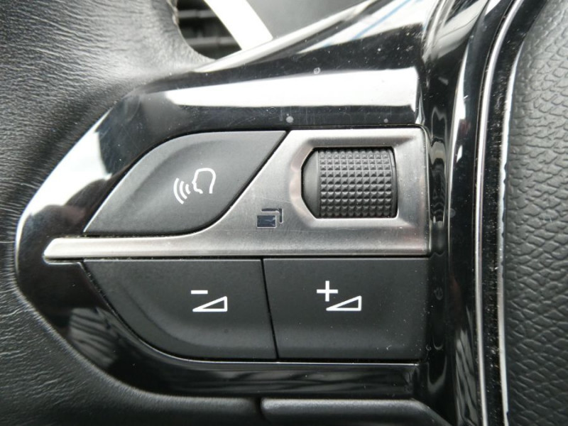Photo 29 de l'offre de PEUGEOT 3008 II 1.2 PureTech 130 BVM6 CROSSWAY Alcantara Camera Grip C. à 15950€ chez Mérignac auto