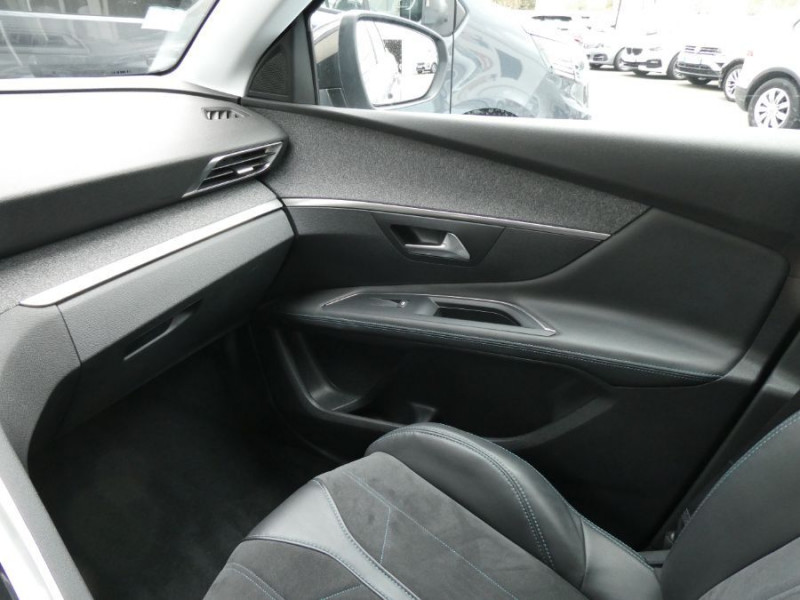 Photo 37 de l'offre de PEUGEOT 3008 II 1.2 PureTech 130 BVM6 CROSSWAY Alcantara Camera Grip C. à 15950€ chez Mérignac auto