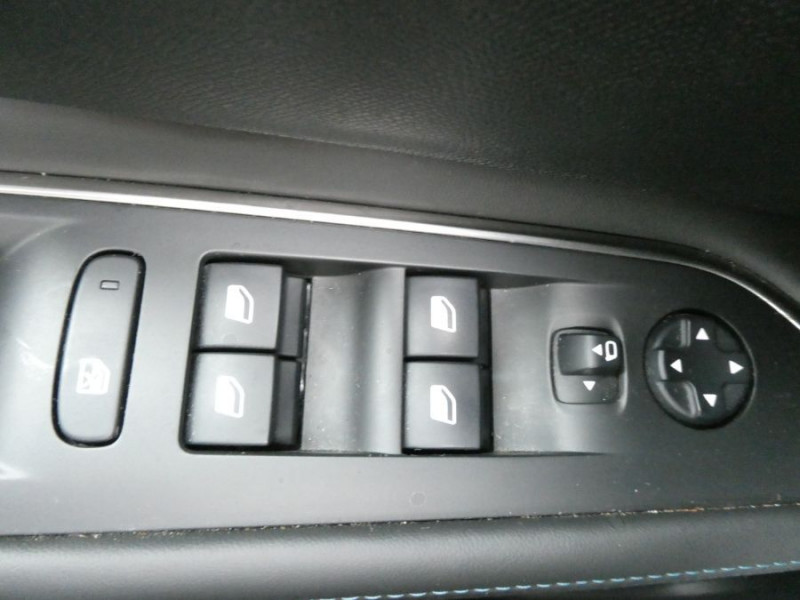 Photo 35 de l'offre de PEUGEOT 3008 II 1.2 PureTech 130 BVM6 CROSSWAY Alcantara Camera Grip C. à 15950€ chez Mérignac auto