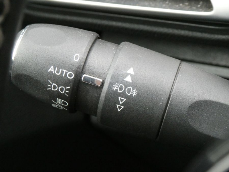 Photo 32 de l'offre de PEUGEOT 3008 II 1.2 PureTech 130 BVM6 CROSSWAY Alcantara Camera Grip C. à 15950€ chez Mérignac auto