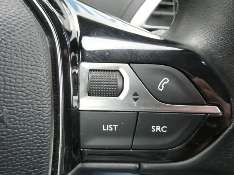 Photo 30 de l'offre de PEUGEOT 3008 II 1.2 PureTech 130 BVM6 CROSSWAY Alcantara Camera Grip C. à 15950€ chez Mérignac auto