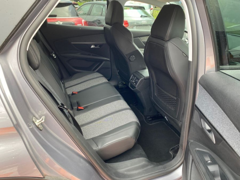 Photo 10 de l'offre de PEUGEOT 3008 II 1.2 PureTech 130 BVM6 ALLURE Camera Radars Attel. 1ère Main à 13950€ chez Mérignac auto