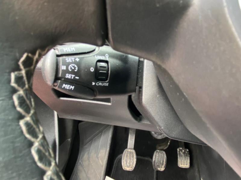 Photo 17 de l'offre de PEUGEOT 3008 II 1.2 PureTech 130 BVM6 ALLURE Camera Radars Attel. 1ère Main à 13950€ chez Mérignac auto