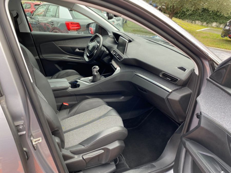 Photo 11 de l'offre de PEUGEOT 3008 II 1.2 PureTech 130 BVM6 ALLURE Camera Radars Attel. 1ère Main à 13950€ chez Mérignac auto